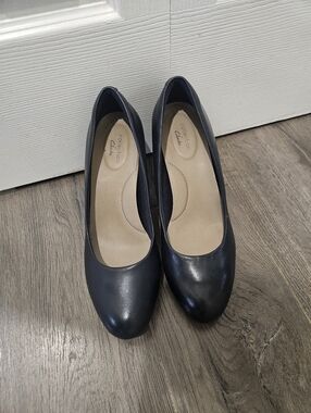Clarks Adriel Viola Navy Leather Round-Toe Pumps - Size 8.5